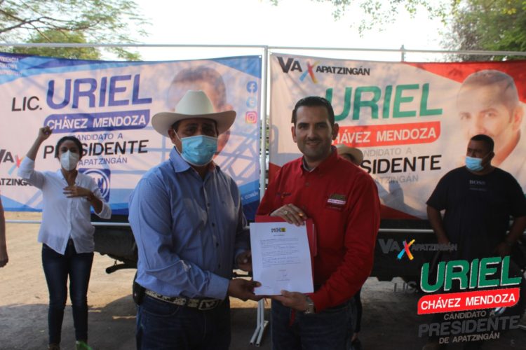 Firma Uriel Chávez compromisos en el área rural