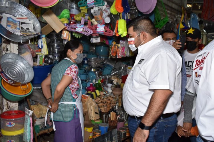 Huacus refrenda compromisos con la ciudadanía, en el mercado López Rayón 