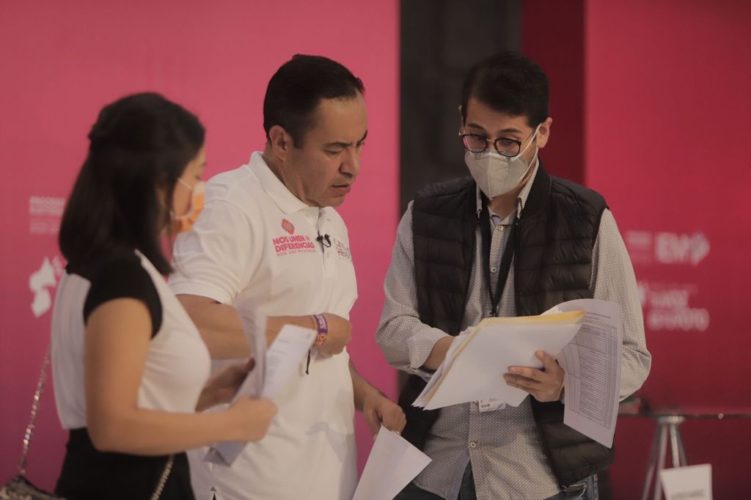 Carlos Herrera va al debate con propuestas reales, no con utopías venezolanas  Morelia, Mich.- Carlos Herrera Tello acudirá al segundo debate que organiza el Instituto Electoral de Michoacán (IEM) con propuestas claras y precisas, no con utopías venezolanas, para que la ciudadanía pueda contrastar y diferenciar ofertas de gobierno. A unas horas del segundo debate institucional, el candidato común del PRI, PAN y PRD a la gubernatura celebró este nuevo ejercicio democrático en el que la ciudadanía podrá conocer propuestas de viva voz de la y los candidatos. “Lo de nosotros es presentar propuestas claras y precisas para que la gente las contraste. Nosotros tenemos claro lo que se necesita en Michoacán y, a diferencia de los políticos tradicionales que han vivido de la ubre del gobierno por 30 o 40 años, el Equipo por Michoacán aglutina hombres y mujeres que tenemos claro qué vamos a hacer, cómo lo vamos a hacer y cuándo vamos a hacer las cosas para mejorar la situación del estado”, expresó. El segundo debate dará comienzo en punto de las 19:00 horas y podrá ser visto a través del Sistema Michoacano de Radio y Televisión (SMRyTV), así en las redes sociales de Carlos Herrera. El debate será una oportunidad para demostrar “a qué se dedica el muchacho”, en alusión a la trayectoria del ingeniero, quien ha forjado su patrimonio en base a la cultura del esfuerzo, a diferencia de los vividores del erario que han pasado de puesto en puesto durante décadas. “Con el debate la gente tendrá oportunidad de contrastar y llegar a la elección del 6 de junio más informada. Para que vean a qué se dedica el muchacho, si es una persona que ha vivido del gobierno y ha sido gris en su trayectoria. O si es alguien que se gana la vida día a día y que, cuando encabece el gobierno, tenga la posibilidad de dejar las cosas mejor”, enfatizó. Finalmente, Carlos Herrera reconoció que el debate tiene la función fundamental de informar a la ciudadanía sobre las propuestas de gobierno, más allá de utopías venezolanas, ya que la elección del 6 de junio definirá quien estará al frente de los esfuerzos de los michoacanos durante el sexenio 2021-2027. “El debate es importante para que la gente contraste y decida a quien pondrá al frente de una responsabilidad tan grande y trascendente, porque, ¿qué tal que alguien se pone loco o agrede? Hemos tenido ejemplos de diputados locales y federales que ahora están en Morena y que le han hecho mucho daño a Michoacán, que los mandamos a conseguir presupuesto y que regresaron con puros pretextos”, evidenció.