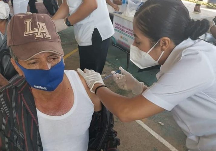 Desairan adultos vacuna contra Covi-19, en Apatzingán