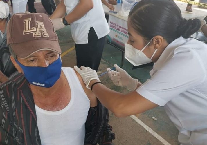 Desairan adultos vacuna contra Covi-19, en Apatzingán