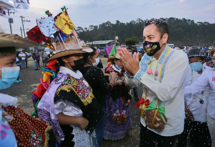 La "prenden" purhépechas al recibir a Herrera Tello