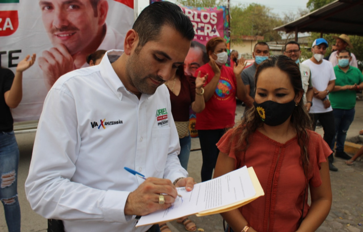Firma Uriel Chávez compromisos con la educación