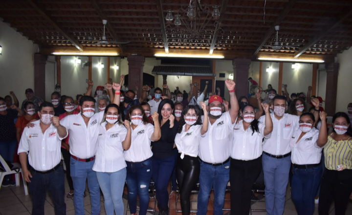 Suman Francisco Huacus y Antonio Cruz a la ex presidente del DIF municipal, Liz Guízar