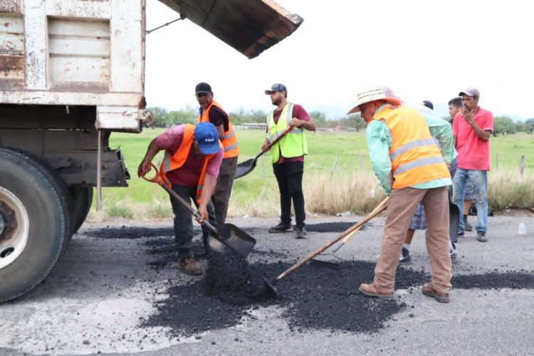 Gobierno apatzinguense trabaja en bacheo de 15 kilómetros de carreteras rurales