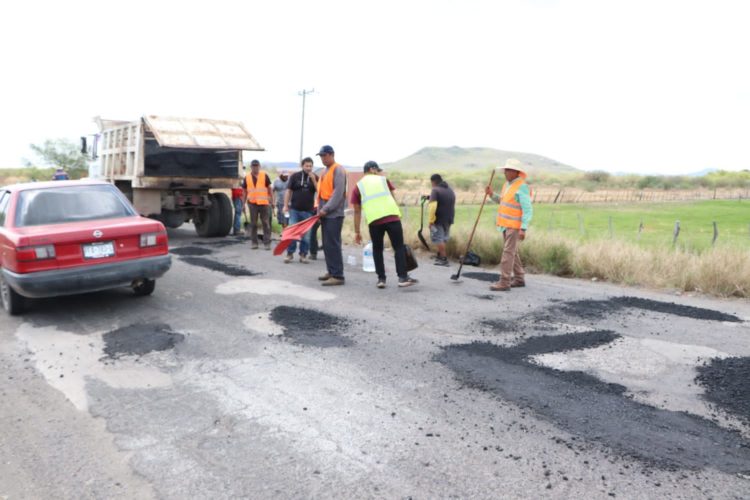 Gobierno apatzinguense trabaja en bacheo de 15 kilómetros de carreteras rurales