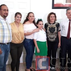 Estudiantes del IVA observan a funcionarios de Apatzingán