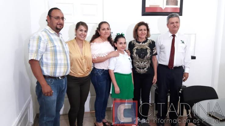 Estudiantes del IVA observan a funcionarios de Apatzingán