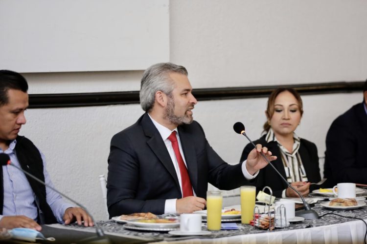 Bedolla llama a alcaldes a gestionar obras de impacto regional