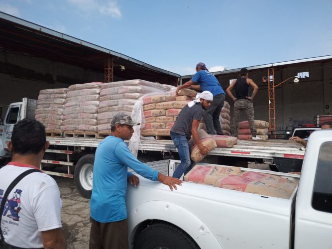 Gobierno apatzinguense entrega 36 toneladas de cemento