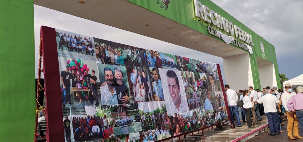 Develan nombre de César Chávez Garibay en el recinto ferial de Apatzingán