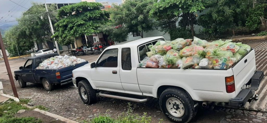 Entrega Padre Goyo ayuda humanitaria, en Aguililla