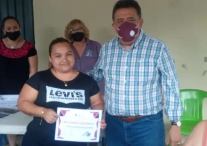 Reconocen a mujeres por asistencia a curso del DIF