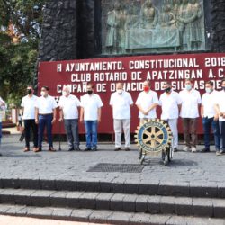 Club Rotario Apatzingán dona sillas de ruedas, en manos del alcalde