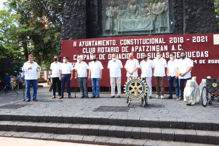 Club Rotario Apatzingán dona sillas de ruedas, en manos del alcalde