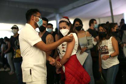 Afluencia de jóvenes a vacuna en Apatzingán