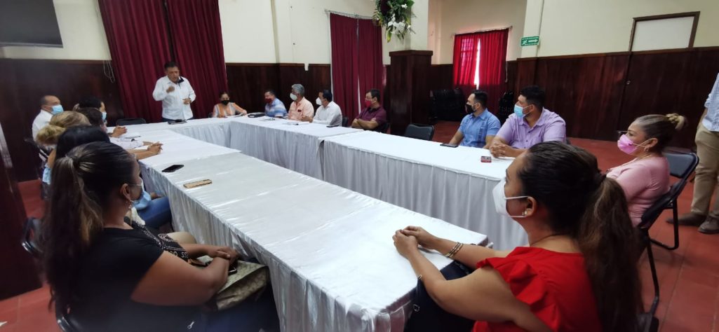 Entregan nombramientos a funcionarios, en Apatzingán