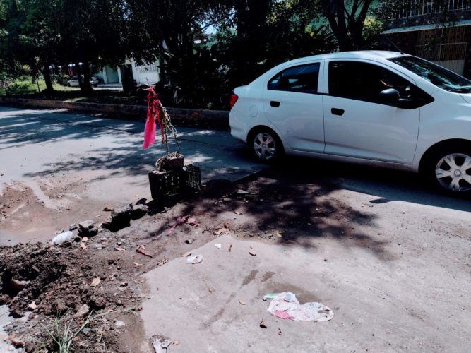 Peligrosa zanja en Leona Vicario, resultado de una obra de agua potable a un particular