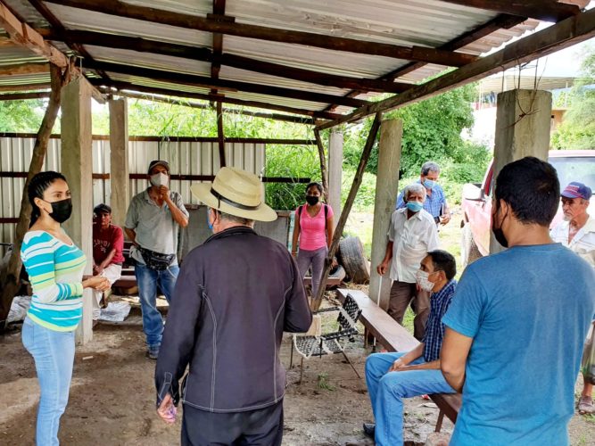 Fanny Arreola se reúne con Unión de Veladores "Los Pajaritos"