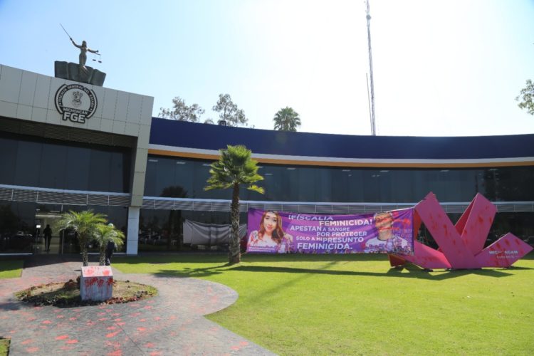 Ordena Fiscal reinstalar lona de protesta por feminicidio de Jessica