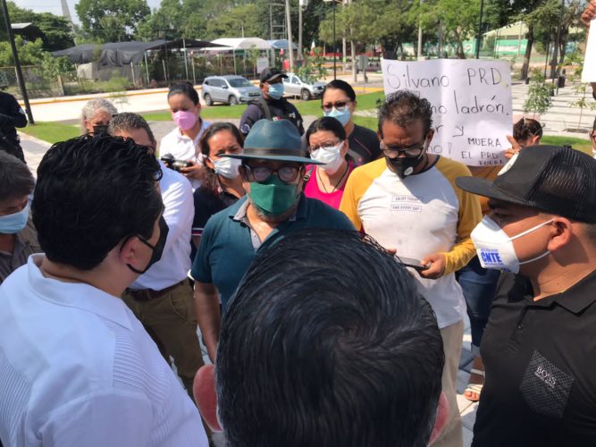 Maestros exigen pago de quincenas a un ausente gobernador
