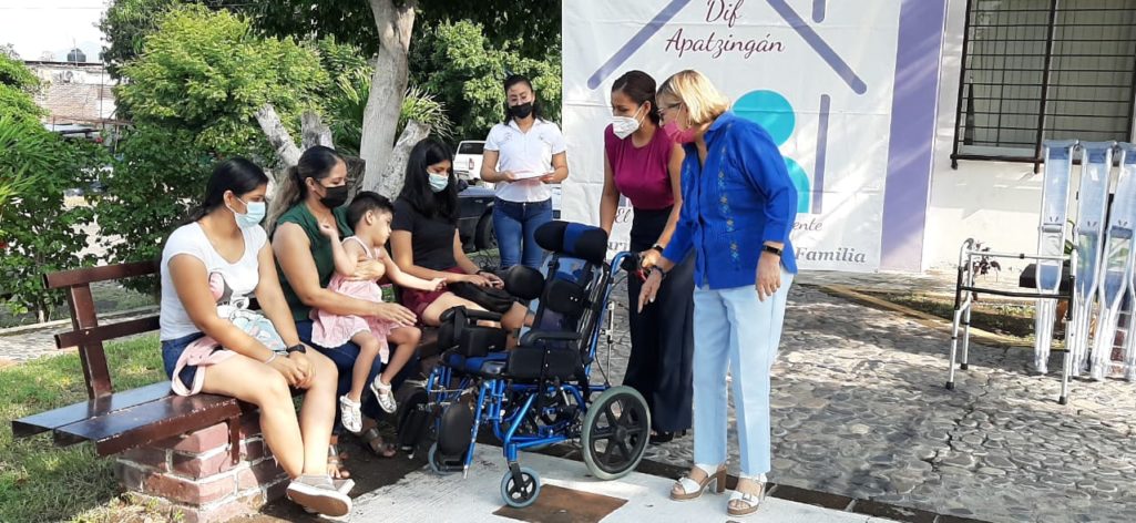 DIF entrega apoyos a personas con discapacidad motriz