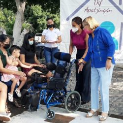 DIF entrega apoyos a personas con discapacidad motriz