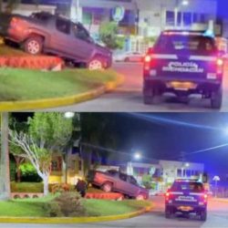 Apatzingán: mujer Cabo del ejército impacta y sube con camioneta al monumento de La Cultura