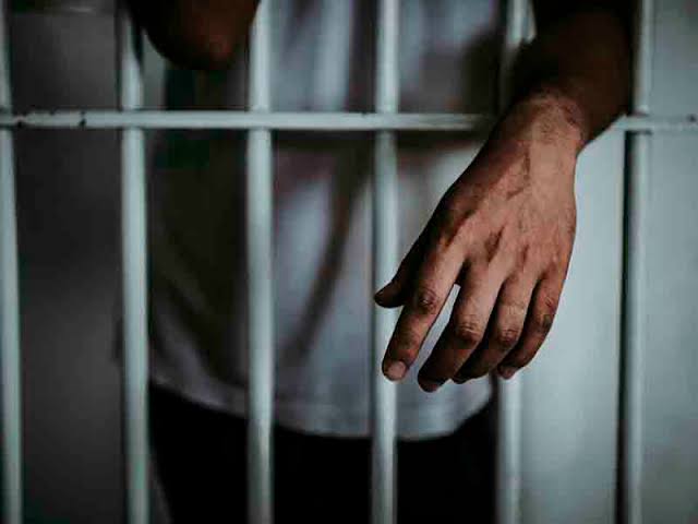 Quemó con plancha a su hija; detenida