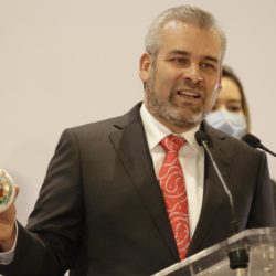 Celebra gobernador regreso a las aulas en bachilleratos y universidades