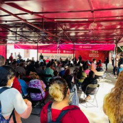 Brenda Fraga se reúne con desplazados michoacanos, en Tijuana