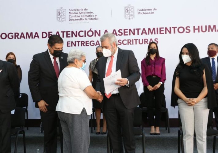 Bedolla apoya a personas de escasos recursos para escriturar viviendas