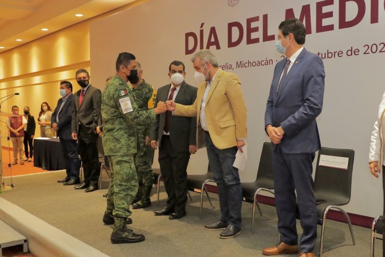 Gobierno reconoce labor de médicos, en pandemia