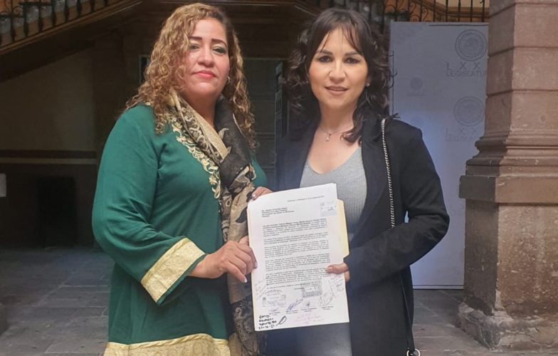 Regidoras entregan pliego de firmas al Legislativo en protesta contra aumentos en tarifas de impuestos
