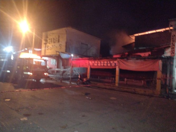 Se incendia bodega del mercado en Apatzingán