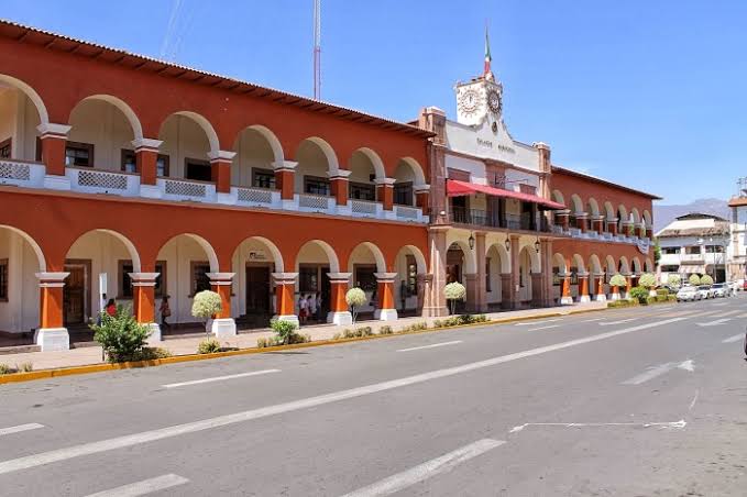 Amanece liberado palacio municipal de Apatzingán.