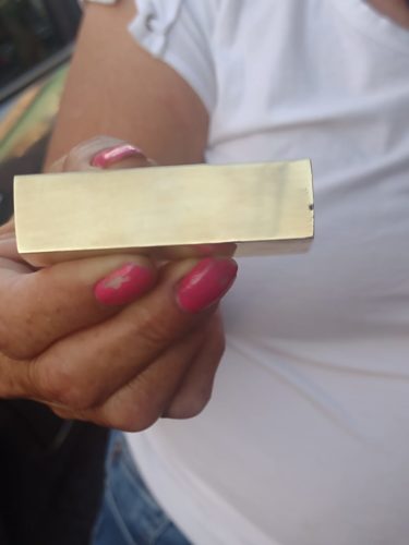 Defraudan con 60 mp a mujer con el cuento de la "barra de oro" en el centro de Apatzingán