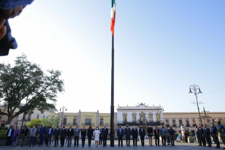 Encabeza gobernador izamiento de Bandera