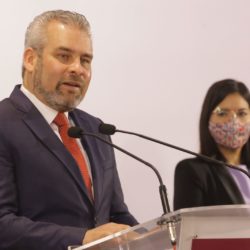 Propone Bedolla crear pensión para familias de menores con cáncer