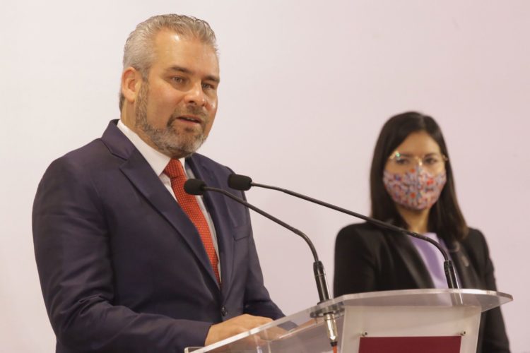 Propone Bedolla crear pensión para familias de menores con cáncer