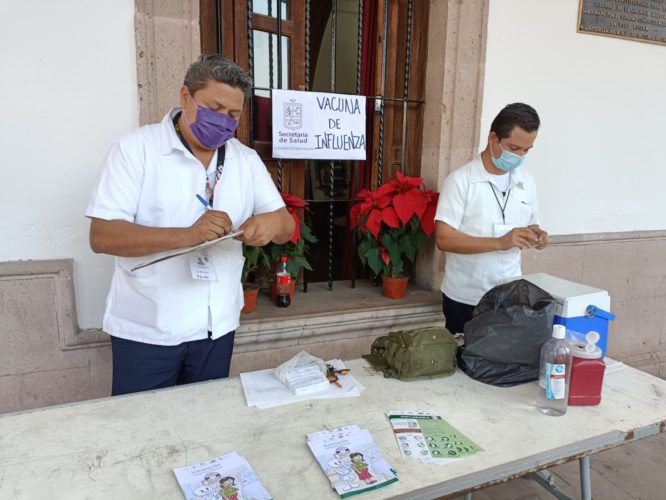 Vacunación móvil contra influenza, avanza con éxito en Apatzingán