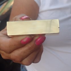 Defraudan con 60 mp a mujer con el cuento de la "barra de oro" en el centro de Apatzingán