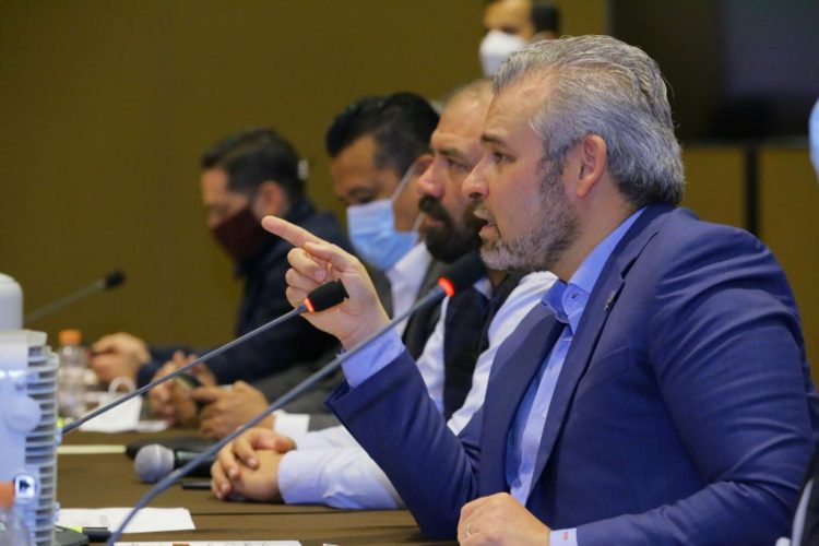 Bedolla y CFE convienen internet a comunidades marginadas