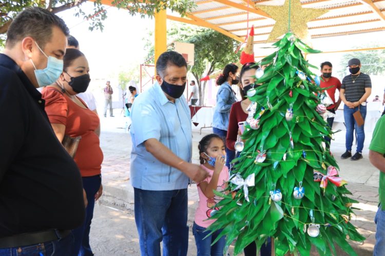 Premian a los ganadores del concurso de piñatas de la zona rural