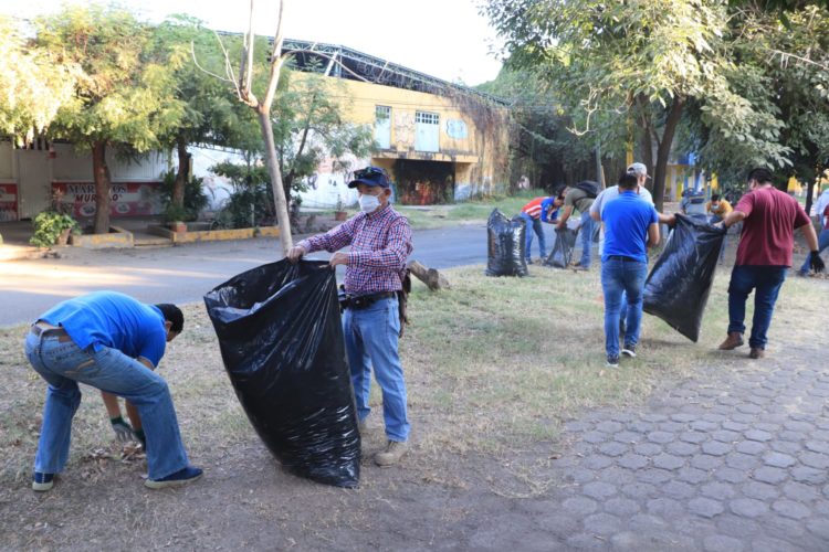Refuerzan limpieza en camellones y avenidas de Apatzingán