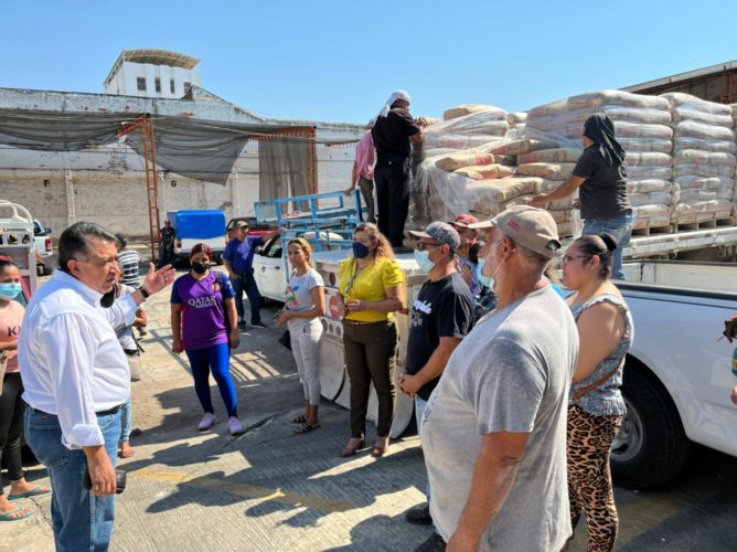 Gobierno de JLCL entrega apoyos para mejorar vivienda