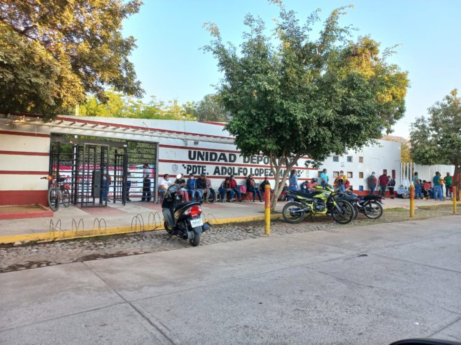 Aplican refuerzo contra Covid-19 a maestros de Apatzingán