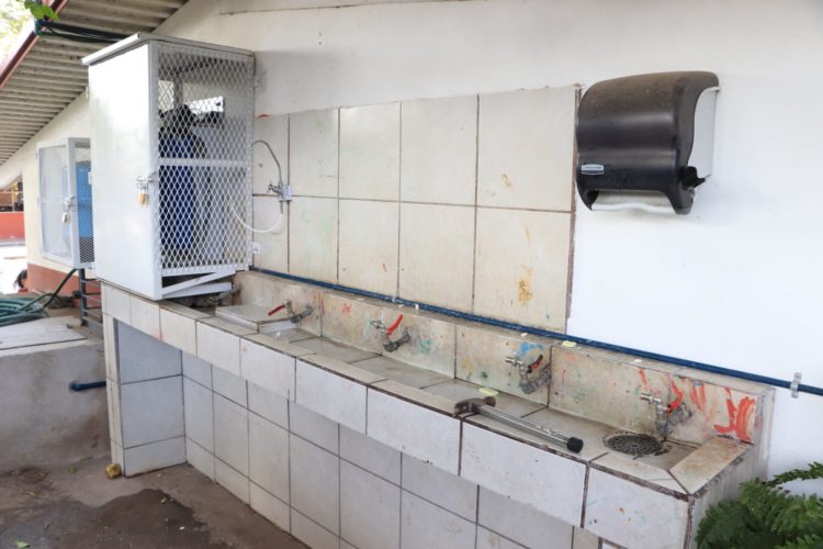 Club Rotario y Gobierno municipal instalan purificadores de agua en escuelas.