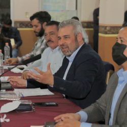 Atención de docentes y médicos a comunidades, impostergable: Bedolla