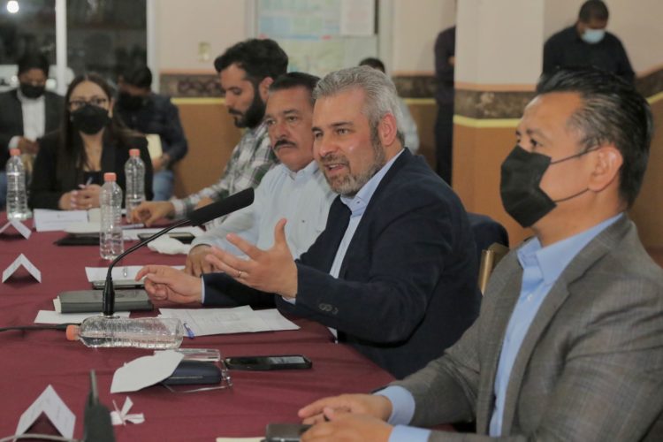 Atención de docentes y médicos a comunidades, impostergable: Bedolla